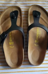 Birkenstock Gizeh sandals.